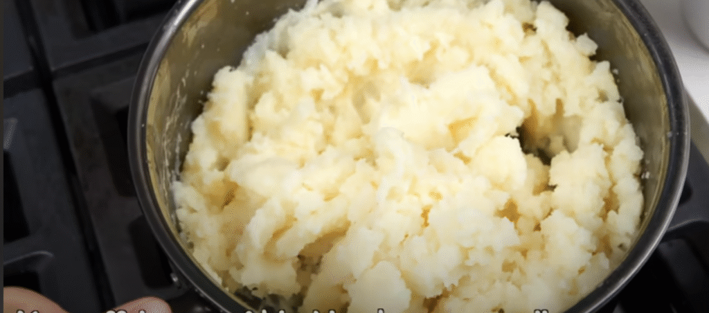 Zlatavé bramborové placičky s parmazánem a bylinkami - křupavé na povrchu a jemné uvnitř 