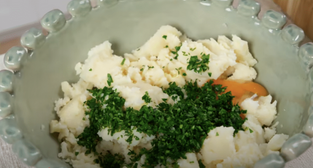 Zlatavé bramborové placičky s parmazánem a bylinkami - křupavé na povrchu a jemné uvnitř 