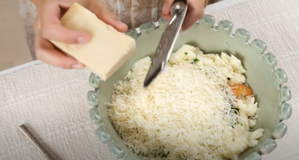 Zlatavé bramborové placičky s parmazánem a bylinkami - křupavé na povrchu a jemné uvnitř 