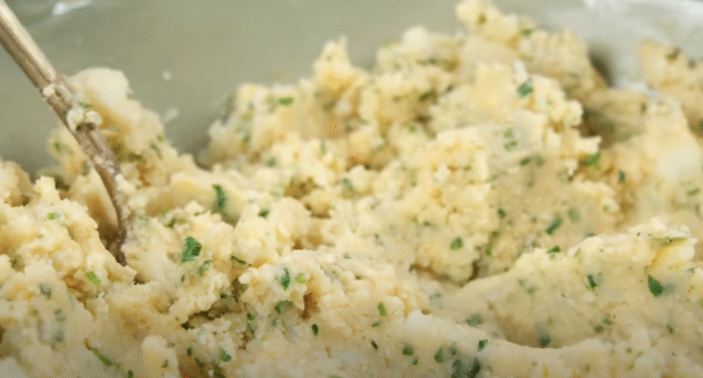 Zlatavé bramborové placičky s parmazánem a bylinkami - křupavé na povrchu a jemné uvnitř 