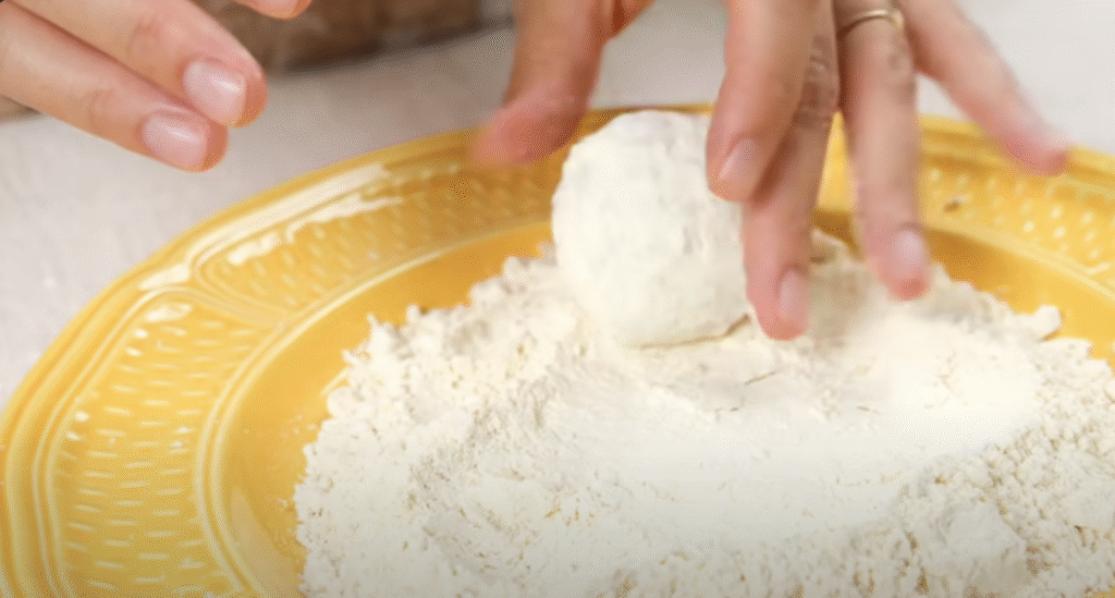 Zlatavé bramborové placičky s parmazánem a bylinkami - křupavé na povrchu a jemné uvnitř 