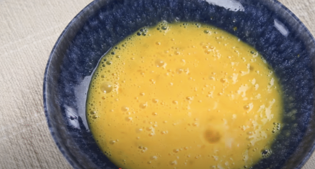 Zlatavé bramborové placičky s parmazánem a bylinkami - křupavé na povrchu a jemné uvnitř 