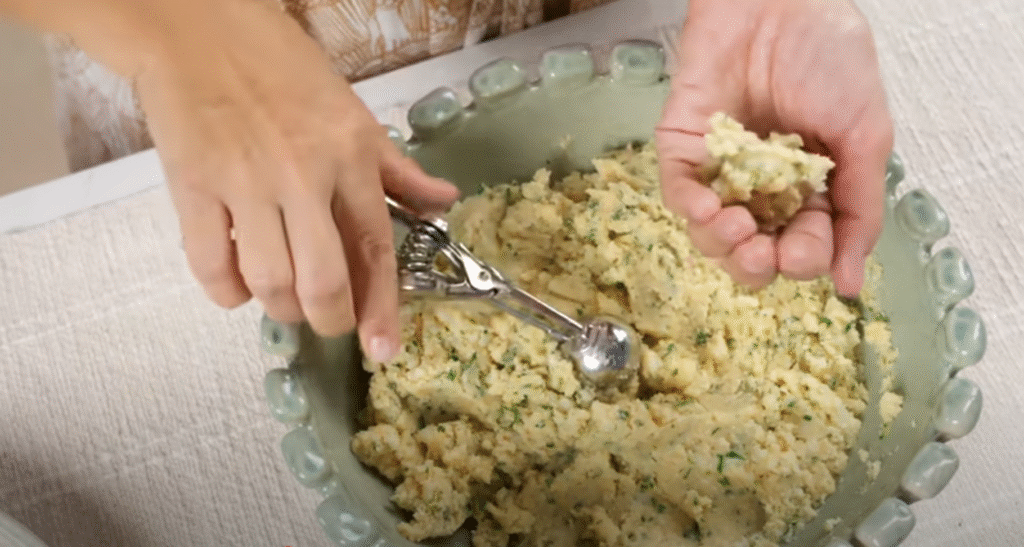 Zlatavé bramborové placičky s parmazánem a bylinkami - křupavé na povrchu a jemné uvnitř 