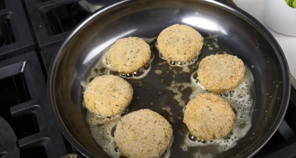 Zlatavé bramborové placičky s parmazánem a bylinkami - křupavé na povrchu a jemné uvnitř 