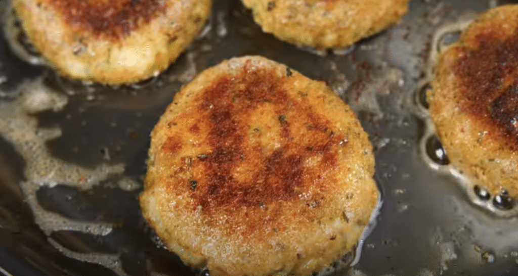 Zlatavé bramborové placičky s parmazánem a bylinkami - křupavé na povrchu a jemné uvnitř 