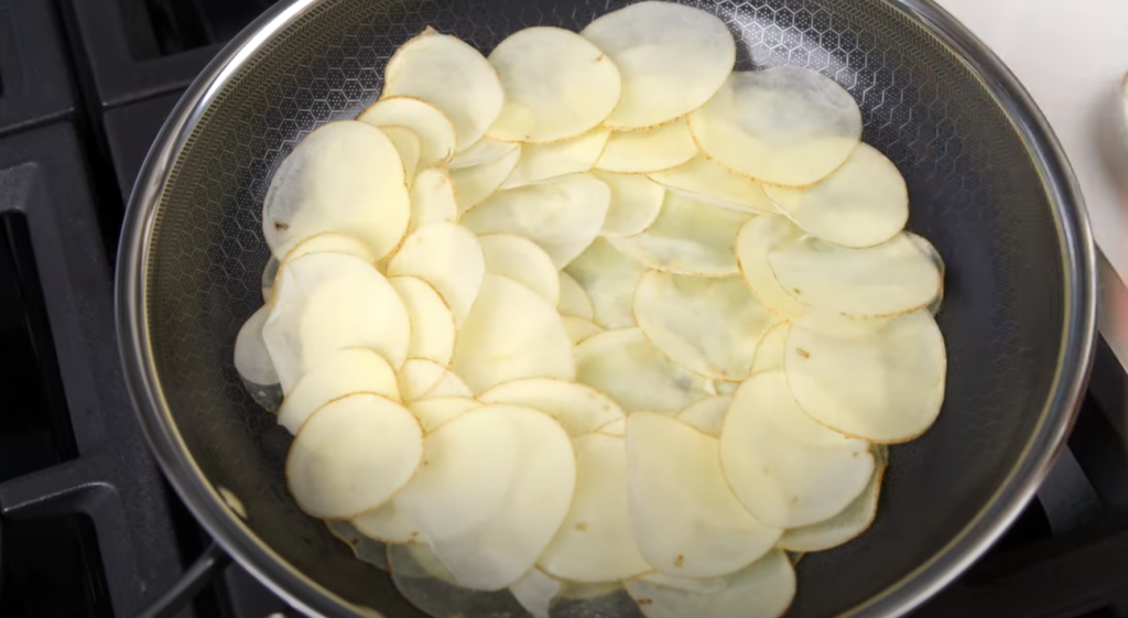 Křupavá bramborová placka s vejci - ideální snídaně nebo lehká večeře z 2 ingrediencí