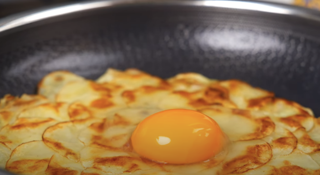 Křupavá bramborová placka s vejci - ideální snídaně nebo lehká večeře z 2 ingrediencí