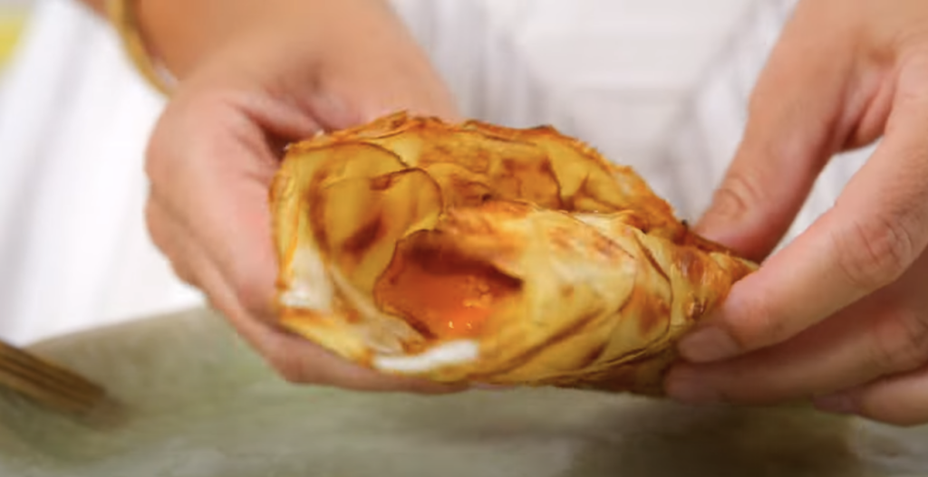 Křupavá bramborová placka s vejci - ideální snídaně nebo lehká večeře z 2 ingrediencí