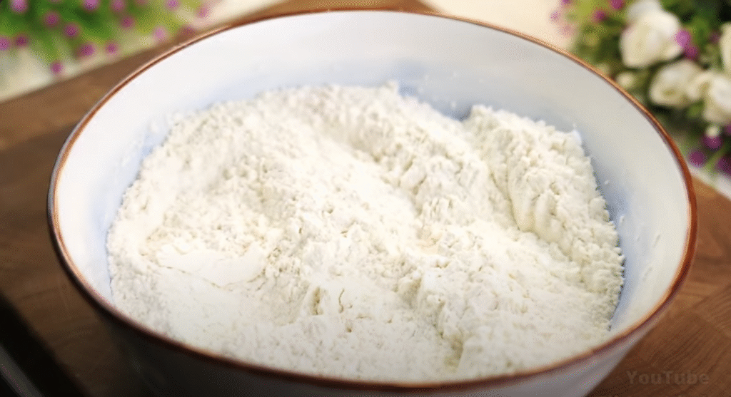 Vrstvený meruňkový koláč s ořechy, koňakem a čokoládovou polevou