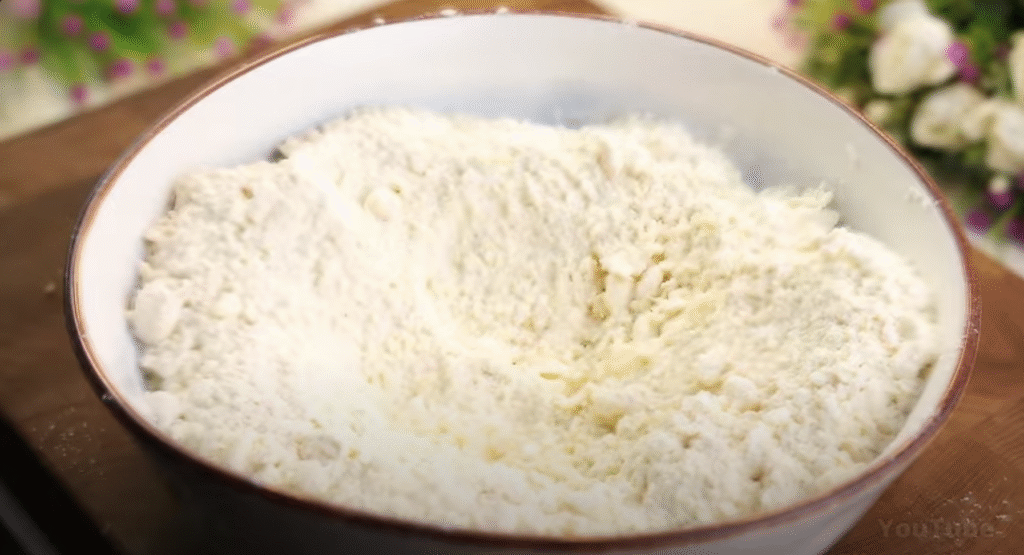 Vrstvený meruňkový koláč s ořechy, koňakem a čokoládovou polevou