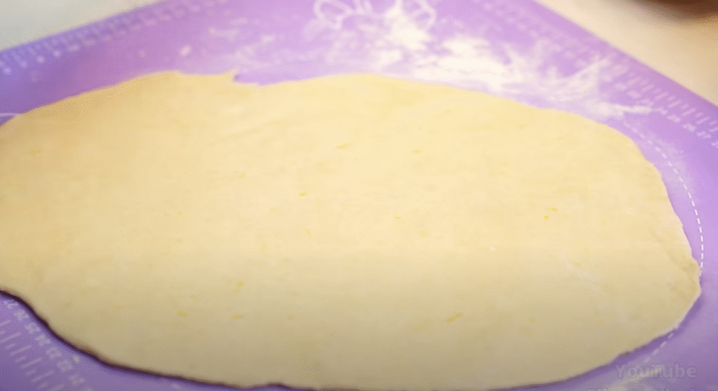 Vrstvený meruňkový koláč s ořechy, koňakem a čokoládovou polevou