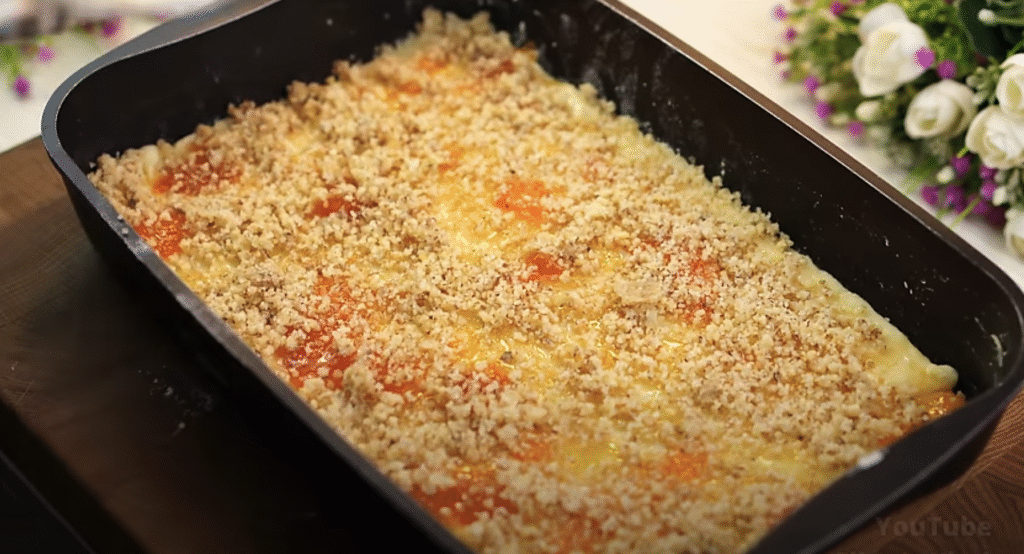 Vrstvený meruňkový koláč s ořechy, koňakem a čokoládovou polevou