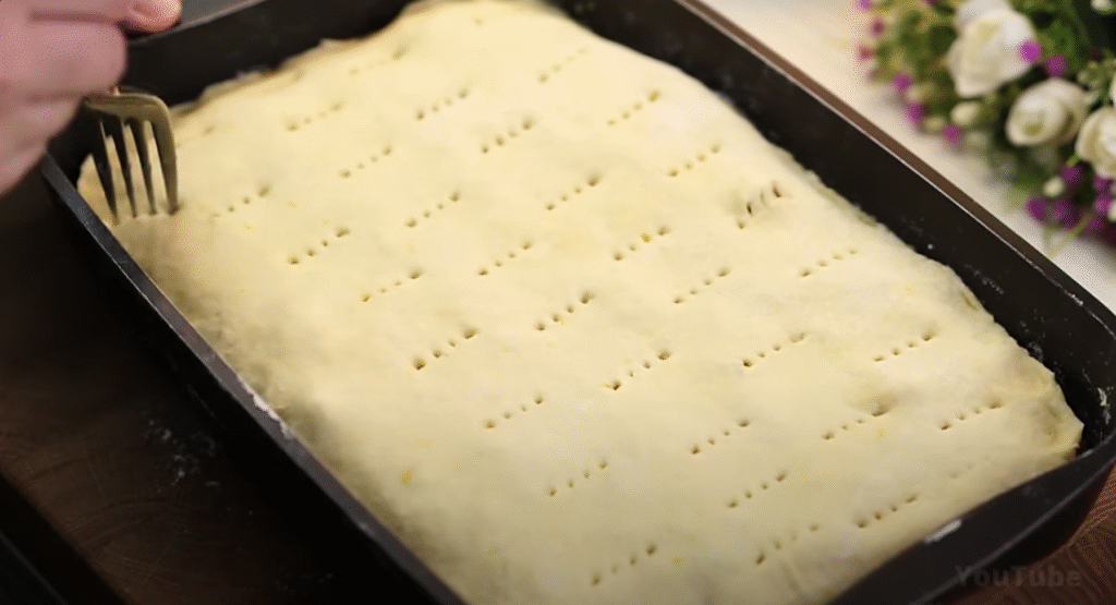 Vrstvený meruňkový koláč s ořechy, koňakem a čokoládovou polevou