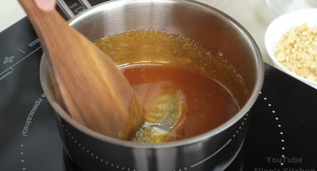 Snickers dortíky s arašídovým karamelem, nadýchaným krémem a čokoládovou polevou