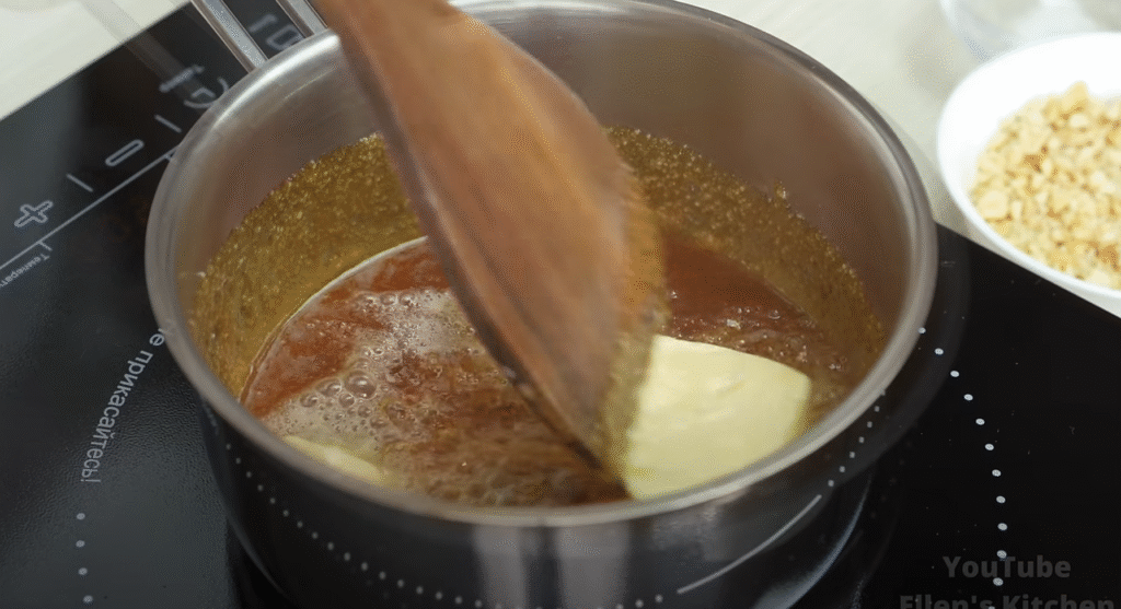 Snickers dortíky s arašídovým karamelem, nadýchaným krémem a čokoládovou polevou