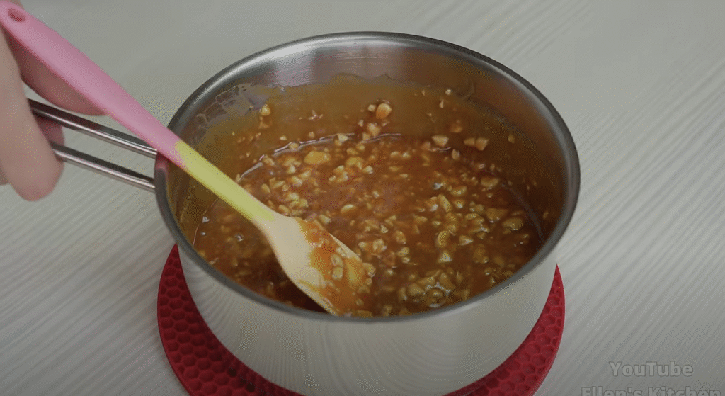 Snickers dortíky s arašídovým karamelem, nadýchaným krémem a čokoládovou polevou