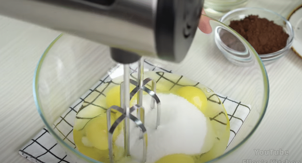 Snickers dortíky s arašídovým karamelem, nadýchaným krémem a čokoládovou polevou