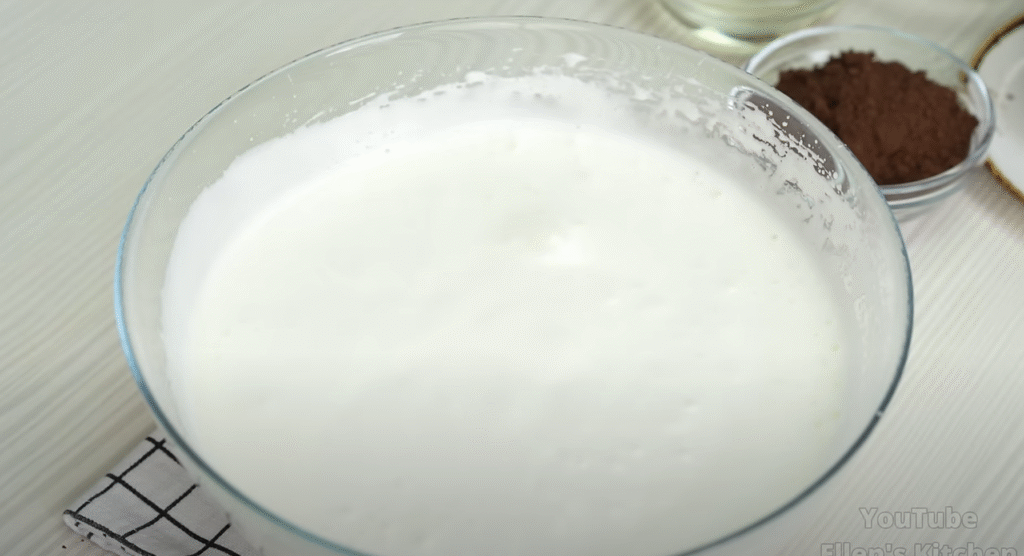 Snickers dortíky s arašídovým karamelem, nadýchaným krémem a čokoládovou polevou