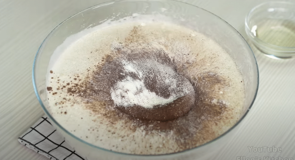 Snickers dortíky s arašídovým karamelem, nadýchaným krémem a čokoládovou polevou