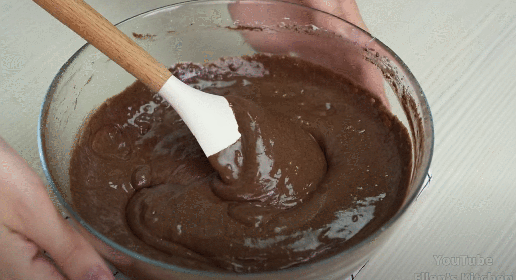 Snickers dortíky s arašídovým karamelem, nadýchaným krémem a čokoládovou polevou