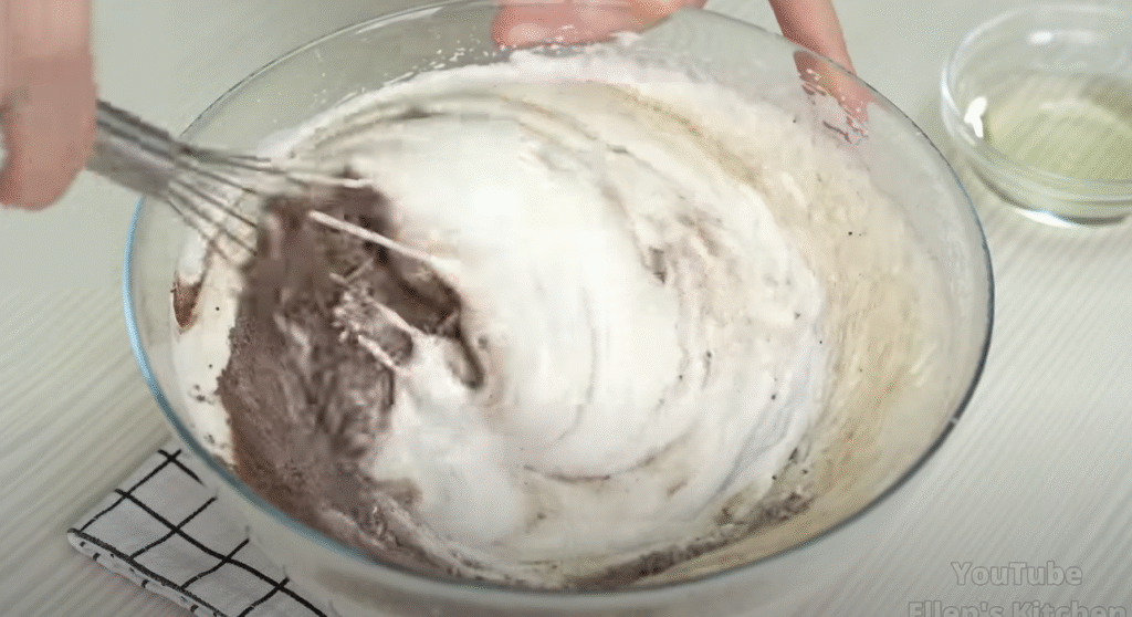 Snickers dortíky s arašídovým karamelem, nadýchaným krémem a čokoládovou polevou