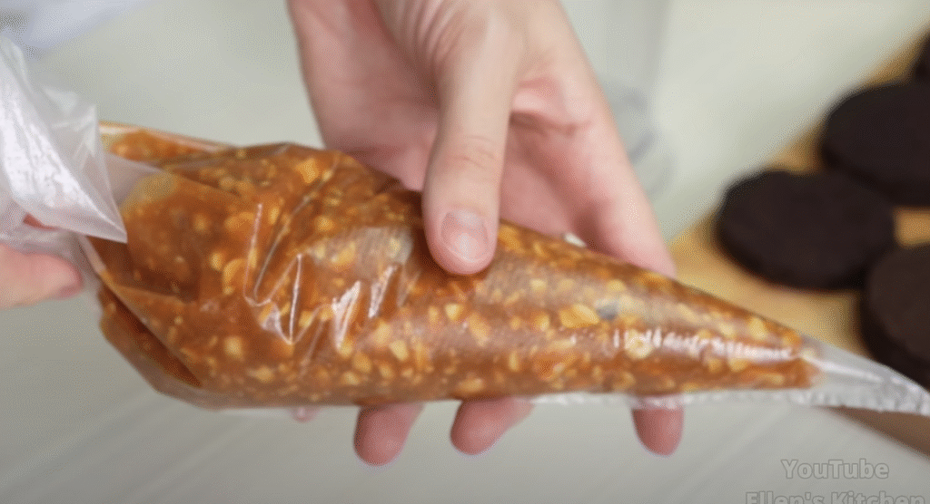 Snickers dortíky s arašídovým karamelem, nadýchaným krémem a čokoládovou polevou