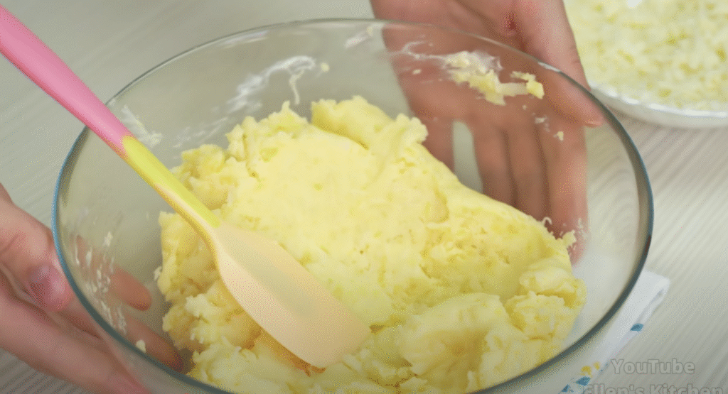 Kynuté bramborové placky s jemně rozpuštěnou mozzarellou – lahodná pochoutka plná chutí