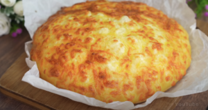 Jen 3 brambory: Kynuté bramborové placky, které si zamiluje celá rodina Kynuté bramborové placky s jemně rozpuštěnou mozzarellou – lahodná pochoutka plná chutí