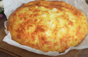 Jen 3 brambory: Kynuté bramborové placky, které si zamiluje celá rodina Kynuté bramborové placky s jemně rozpuštěnou mozzarellou – lahodná pochoutka plná chutí