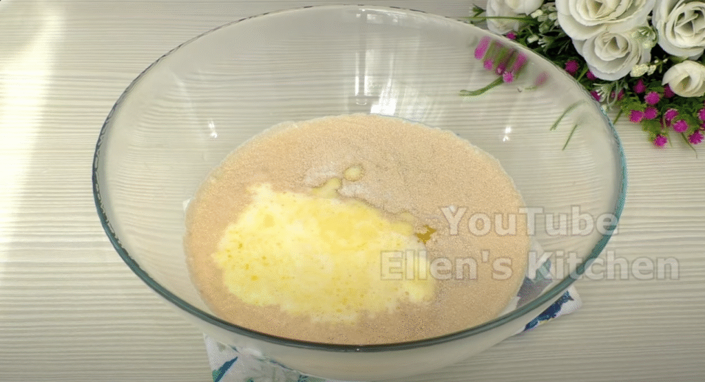 Vzdušné máslové briošky s citronovým krémem a křupavými mandlemi