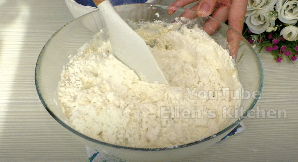 Vzdušné máslové briošky s citronovým krémem a křupavými mandlemi