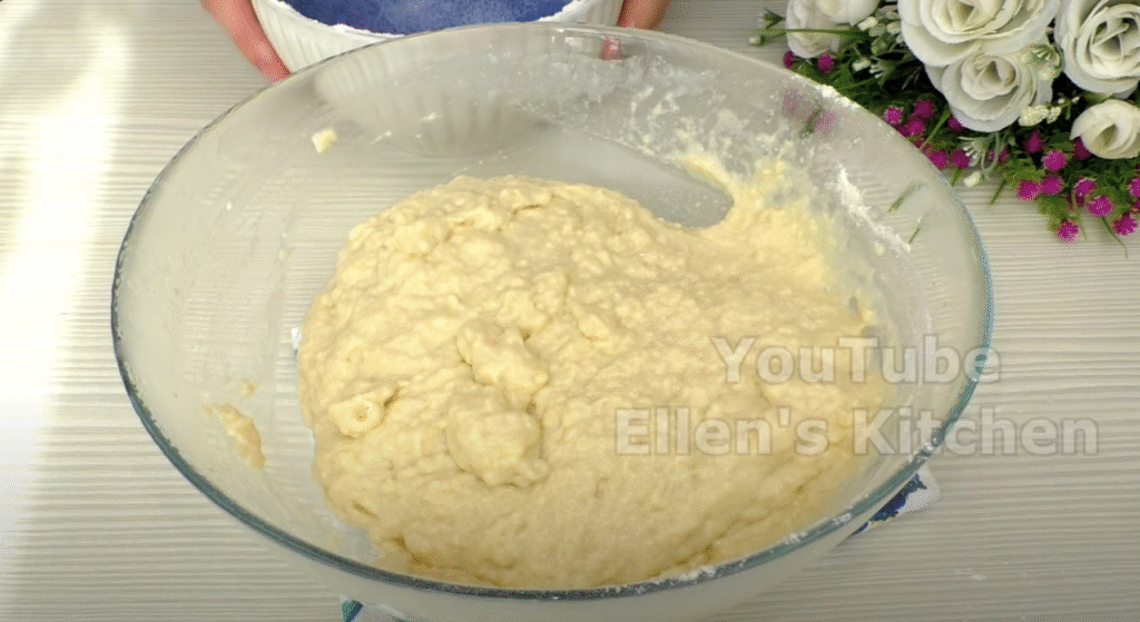 Vzdušné máslové briošky s citronovým krémem a křupavými mandlemi