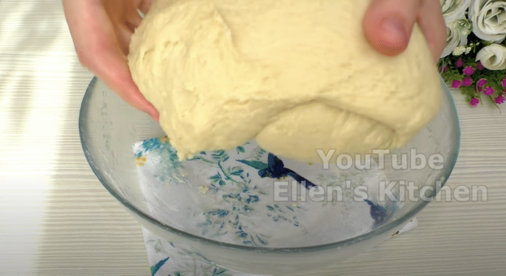 Vzdušné máslové briošky s citronovým krémem a křupavými mandlemi