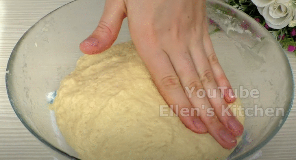 Vzdušné máslové briošky s citronovým krémem a křupavými mandlemi