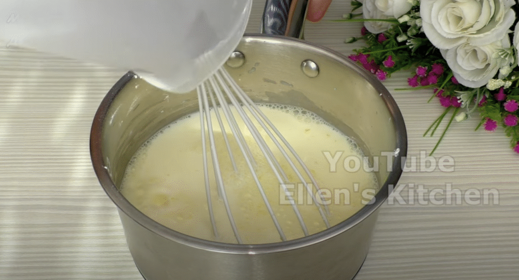 Vzdušné máslové briošky s citronovým krémem a křupavými mandlemi