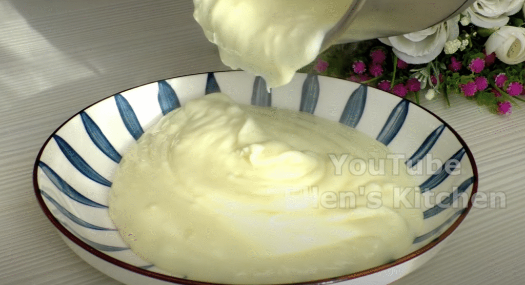 Vzdušné máslové briošky s citronovým krémem a křupavými mandlemi