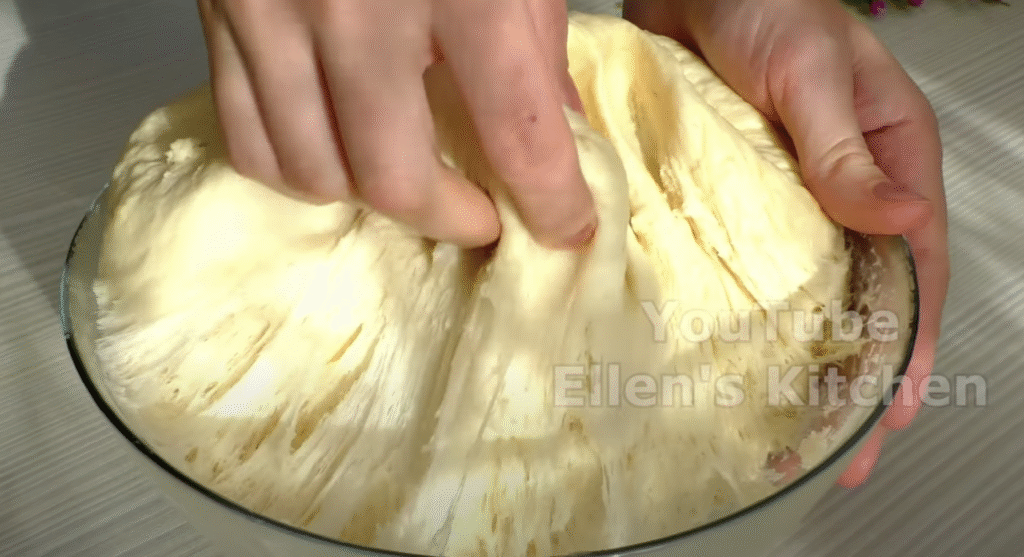 Vzdušné máslové briošky s citronovým krémem a křupavými mandlemi