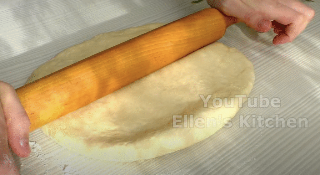 Vzdušné máslové briošky s citronovým krémem a křupavými mandlemi