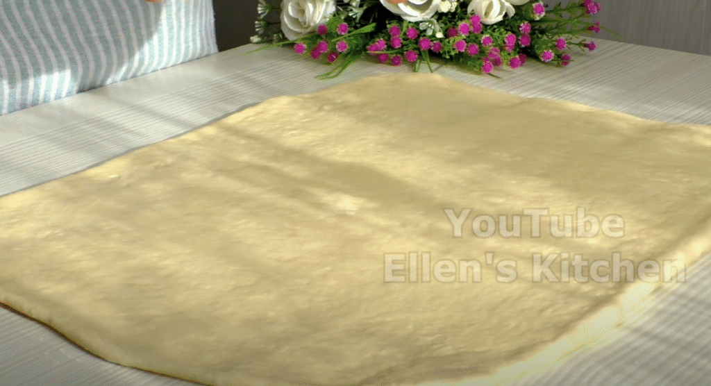 Vzdušné máslové briošky s citronovým krémem a křupavými mandlemi