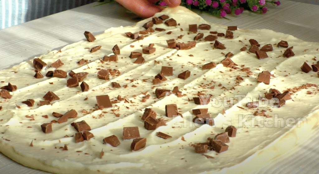 Vzdušné máslové briošky s citronovým krémem a křupavými mandlemi