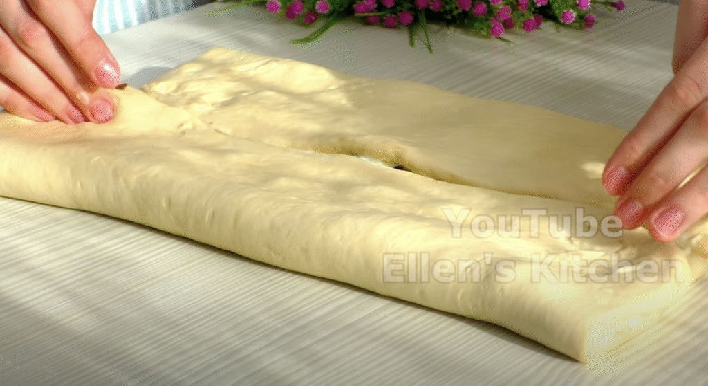 Vzdušné máslové briošky s citronovým krémem a křupavými mandlemi