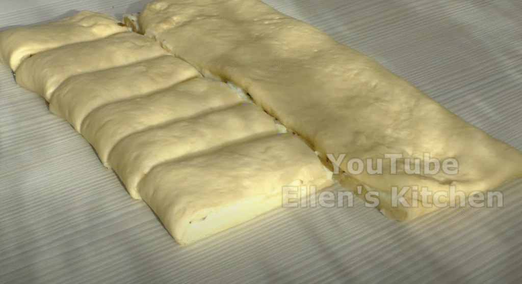 Vzdušné máslové briošky s citronovým krémem a křupavými mandlemi