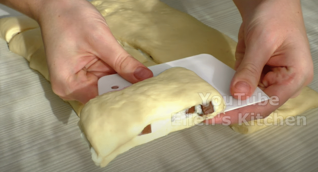 Vzdušné máslové briošky s citronovým krémem a křupavými mandlemi