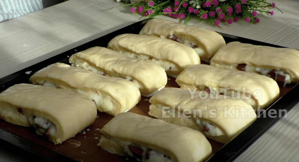 Vzdušné máslové briošky s citronovým krémem a křupavými mandlemi