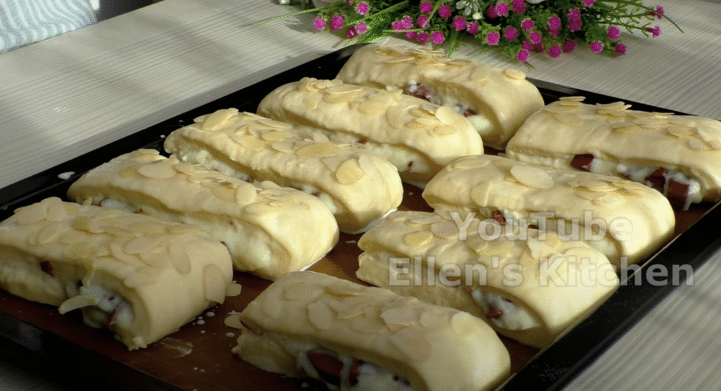 Vzdušné máslové briošky s citronovým krémem a křupavými mandlemi