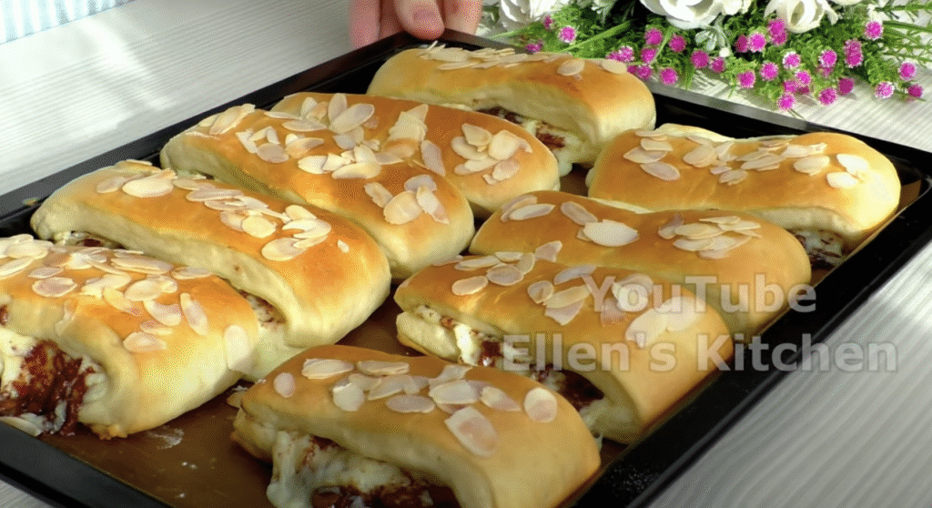 Vzdušné máslové briošky s citronovým krémem a křupavými mandlemi