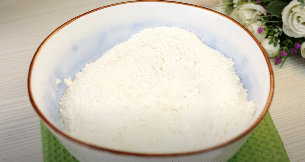 Lahodný drobenkový koláč ze zakysané smetany s oblíbeným džemem – tradiční sladká pochoutka plná křupavé drobenky