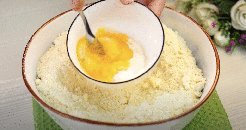 Lahodný drobenkový koláč ze zakysané smetany s oblíbeným džemem – tradiční sladká pochoutka plná křupavé drobenky