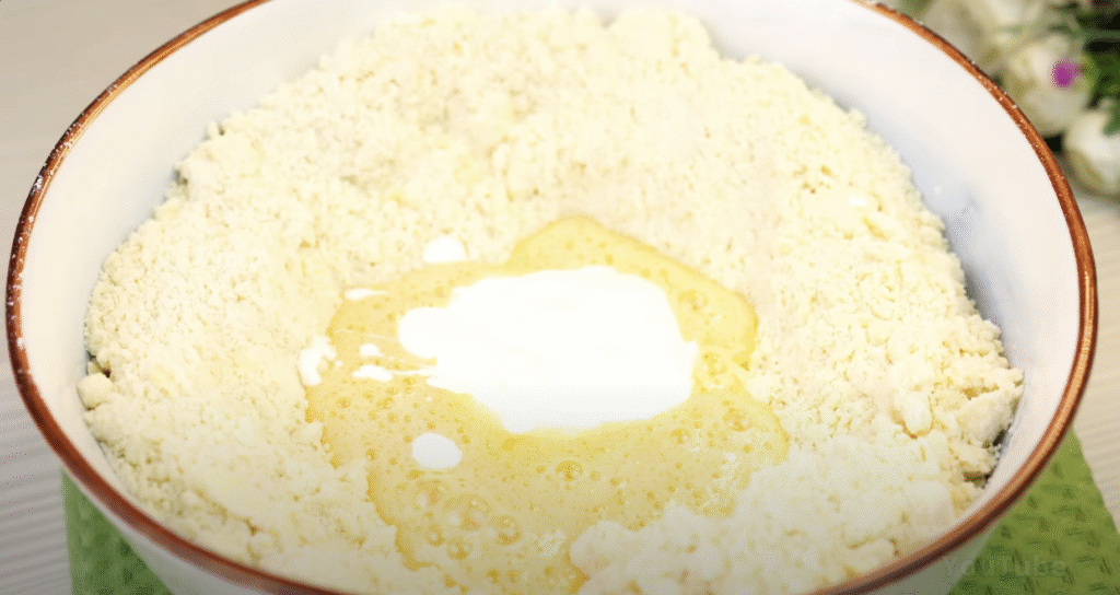 Lahodný drobenkový koláč ze zakysané smetany s oblíbeným džemem – tradiční sladká pochoutka plná křupavé drobenky