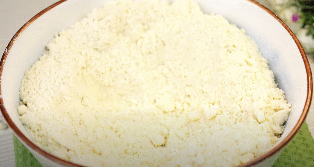 Lahodný drobenkový koláč ze zakysané smetany s oblíbeným džemem – tradiční sladká pochoutka plná křupavé drobenky